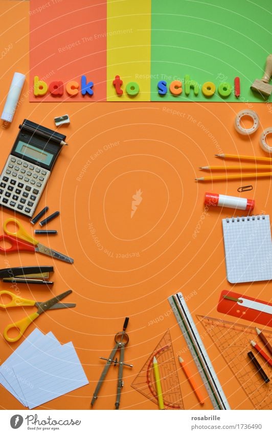 Schulanfang - Schulutensilien auf orangenem Hintergrund mit den Worten BACK TO SCHOOL Bildung Schule lernen Hausaufgabe Arbeitsplatz Schreibwaren Papier Zettel