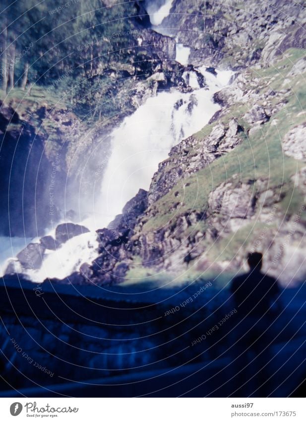 Positive Liquid Farbfoto Außenaufnahme Unschärfe Klettern Bergsteigen Mann Erwachsene 1 Mensch Wasserfall wandern Wassermassen Besichtigung Aussicht