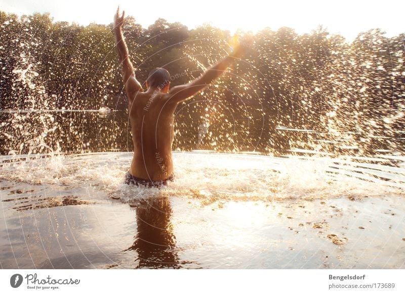 Sonnenregen Ferien & Urlaub & Reisen Freiheit Sommer Sommerurlaub Sonnenbad Mensch Junger Mann Jugendliche 1 Wasser Wassertropfen Schönes Wetter Seeufer