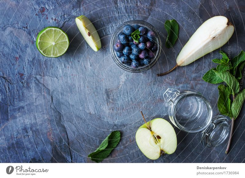 Zutaten für Smoothie aus Apfel, Birne und Blaubeere Frucht Ernährung Frühstück Vegetarische Ernährung Saft Topf Tisch Pflanze frisch blau gelb grün Farbe Beeren