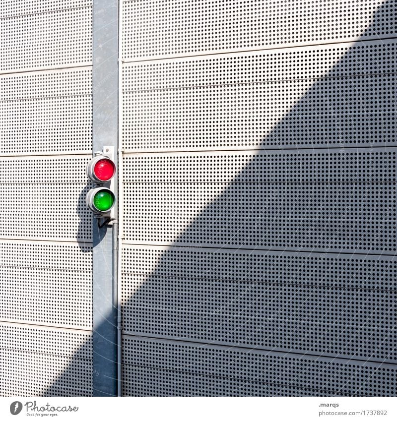 Zwei Mauer Wand Ampel Linie einfach grün rot Sicherheit Entschlossenheit Metall weiß hell Farbfoto Außenaufnahme Muster Strukturen & Formen Menschenleer