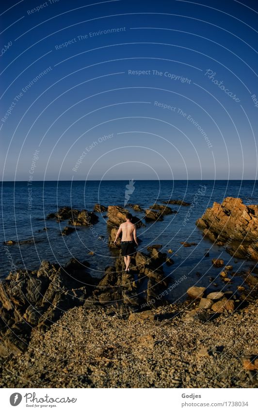Felsentreter Mensch maskulin Junger Mann Jugendliche Erwachsene 1 30-45 Jahre Natur Wasser Sommer Küste Strand Meer Italien Sardinien Europa Stein Sand gehen