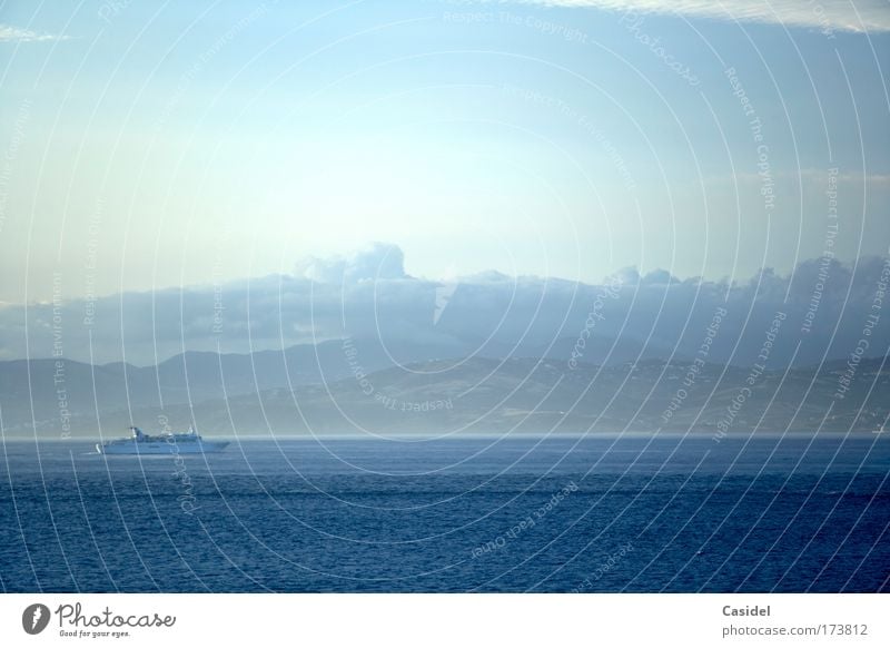 Morgenstimmung über dem Mittelmeer Farbfoto Gedeckte Farben Außenaufnahme Menschenleer Textfreiraum rechts Textfreiraum oben Sonnenlicht Totale