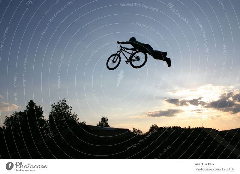 Superman Außenaufnahme Dämmerung Silhouette Sonnenlicht Sonnenaufgang Sonnenuntergang Gegenlicht Totale Funsport Fahrradfahren fliegen Sport Coolness blau