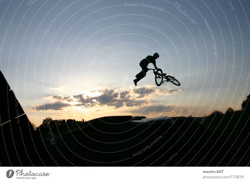 360° Tailwhip Farbfoto Außenaufnahme Dämmerung Gegenlicht Totale Funsport Extremsport Dirtjump slopestyle Freestyle Fahrradfahren Wolken Sonnenaufgang
