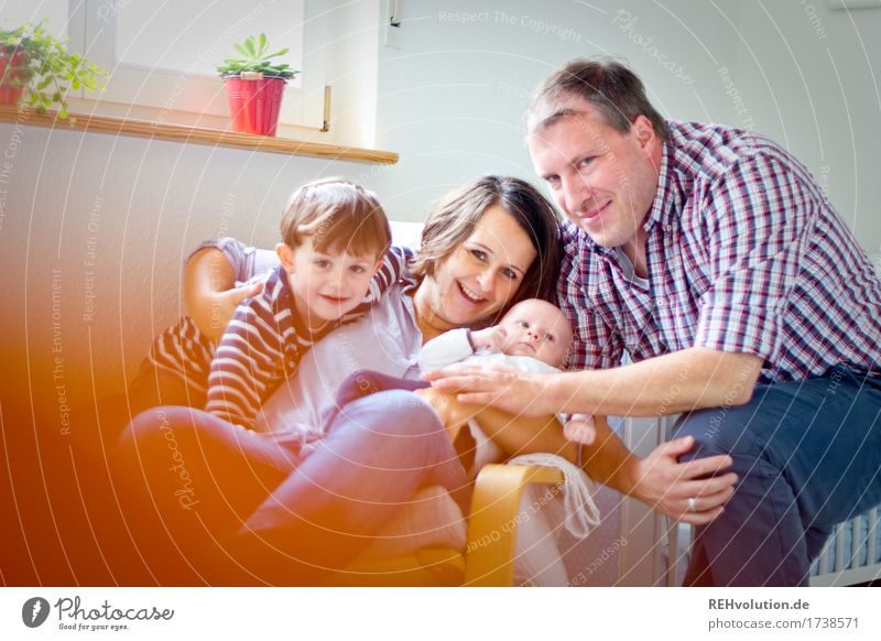 Familienbande Lifestyle Häusliches Leben Wohnung Wohnzimmer Mensch Kind Baby Eltern Erwachsene Familie & Verwandtschaft Kindheit 4 Lächeln sitzen authentisch