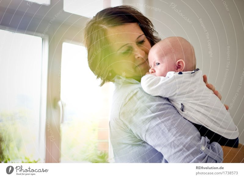 Mutterglück Häusliches Leben Wohnung Wohnzimmer Mensch feminin Frau Erwachsene Familie & Verwandtschaft Kindheit Gesicht 1 0-12 Monate Baby festhalten