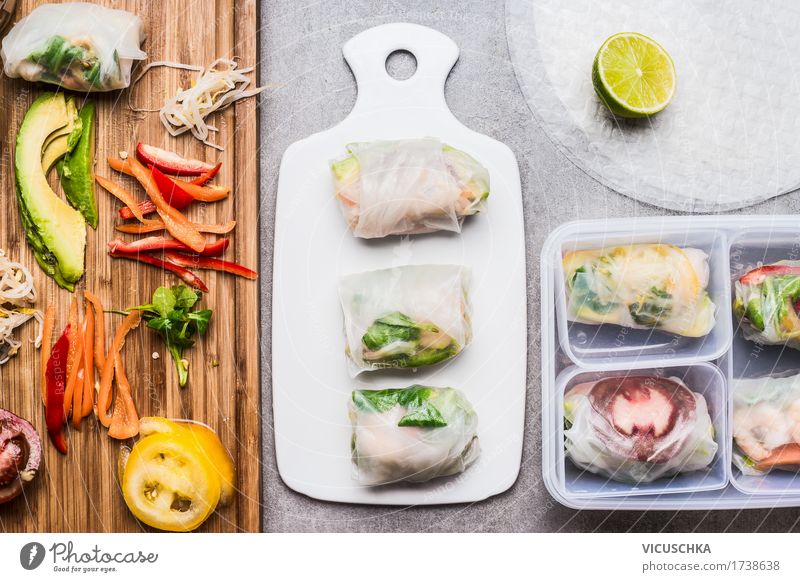 Reispapierröllchen Zubereitung mit gehacktem Gemüse Lebensmittel Ernährung Mittagessen Bioprodukte Vegetarische Ernährung Diät Asiatische Küche Geschirr Stil