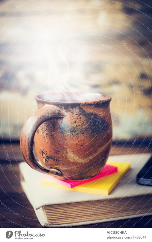 Tasse mit heißem Getränk auf altem Buch Heißgetränk Kaffee Tee Lifestyle Stil Design Häusliches Leben Wohnung Innenarchitektur Tisch Büroarbeit Papier Zettel