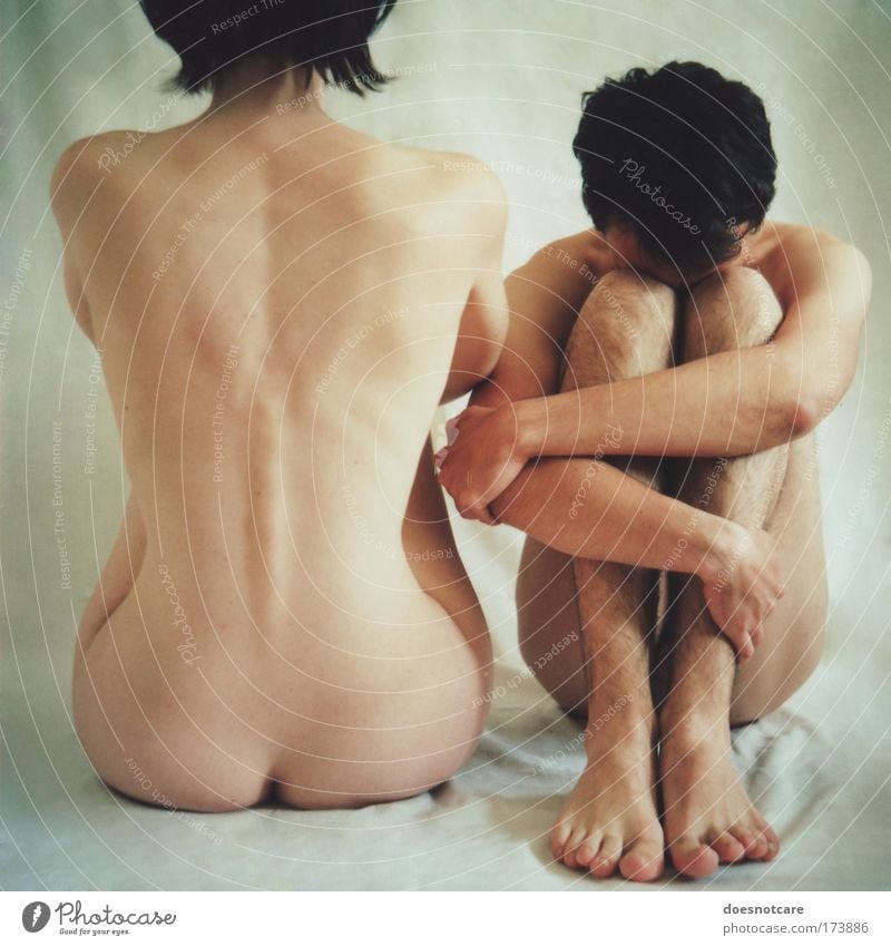isolation. Mensch maskulin feminin Junge Frau Jugendliche Junger Mann Erwachsene Paar Partner Körper Haut 2 18-30 Jahre schwarzhaarig Behaarung Denken sitzen