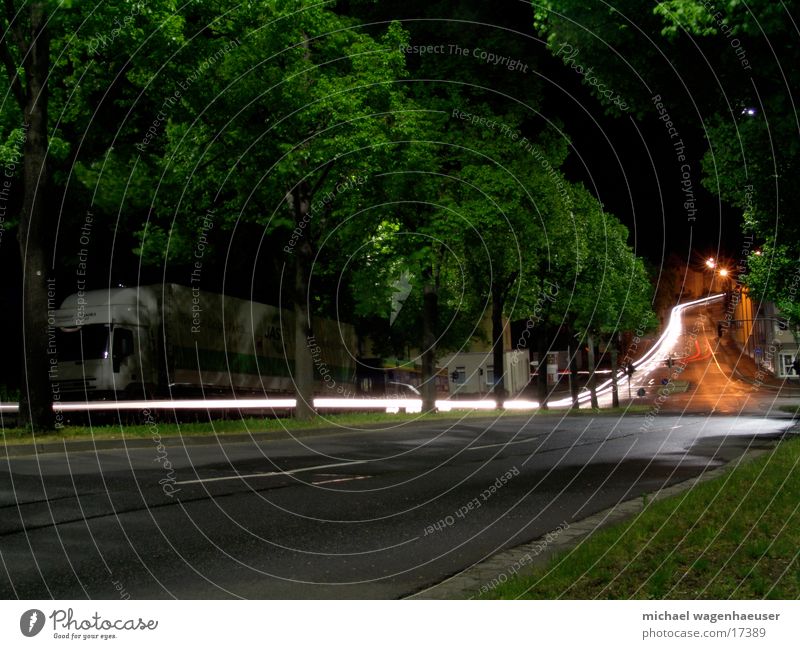 Langzeitbelichtung Straße Abend Nacht Baum Verkehr PKW Mischung Licht