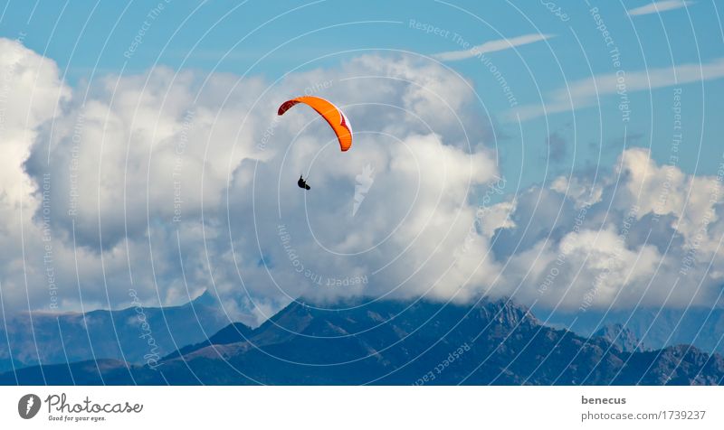 aufwind Freizeit & Hobby Fallschirmspringer Abenteuer Berge u. Gebirge 1 Mensch Wolken Sommer Schönes Wetter Alpen fliegen hängen frei blau orange Tapferkeit