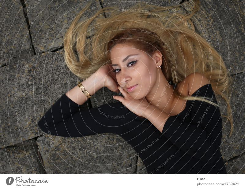Pisa feminin 1 Mensch T-Shirt Schmuck Ohrringe Armreif Haare & Frisuren blond langhaarig Zopf Stein beobachten Erholung Lächeln liegen Blick schön Wärme wild