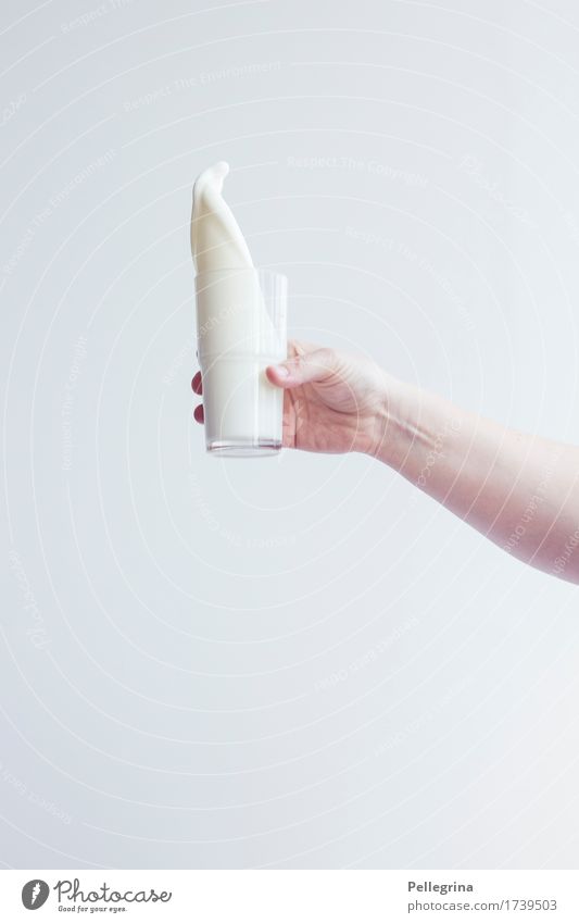Ein Glas Milch Hand verschütten Bewegung