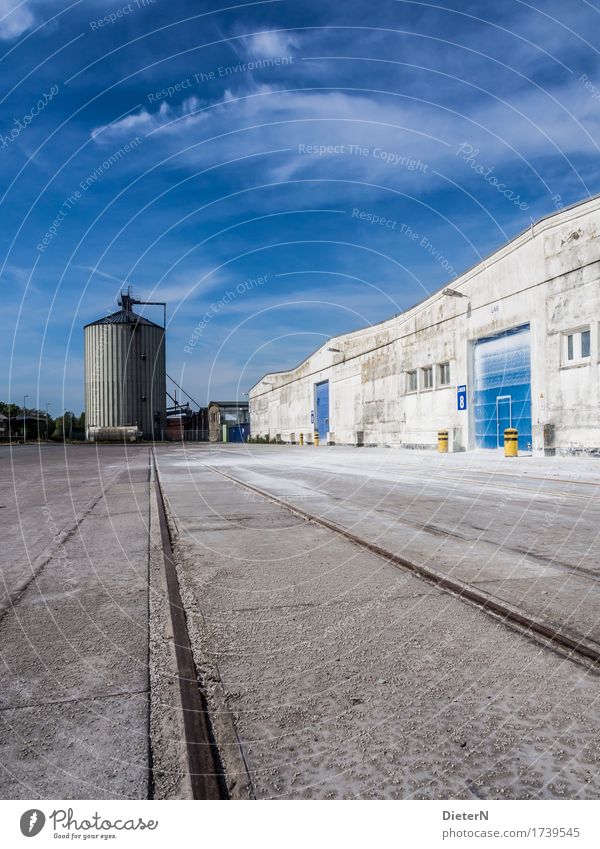 Silo Stadtrand Menschenleer Industrieanlage Bauwerk Gebäude Architektur Mauer Wand Fassade blau schwarz weiß Gleise Beton Himmel Wolken Speicher Farbfoto