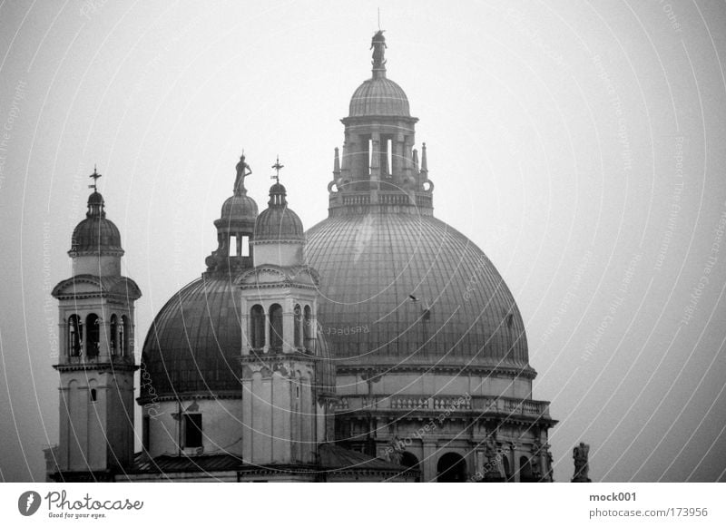 Venedig im Winter III Schwarzweißfoto Außenaufnahme Textfreiraum rechts Schatten Zentralperspektive Italien Europa Hafenstadt Altstadt Kirche Dach Kultur Kunst