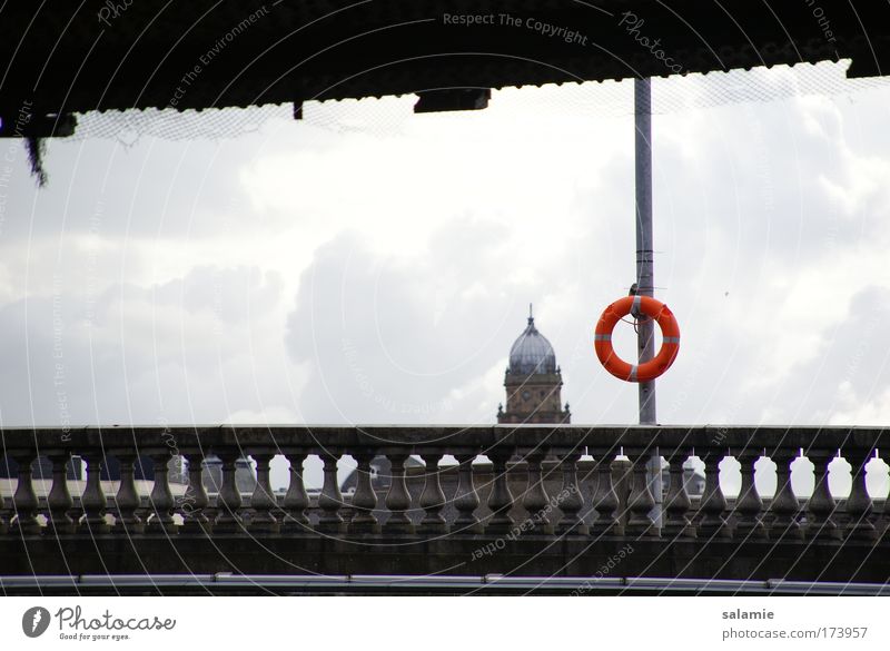 Rette sich, wer kann! Farbfoto Außenaufnahme Menschenleer Tag Kontrast Gegenlicht Glasgow Großbritannien Schottland Brücke Gebäude Dach Kuppeldach