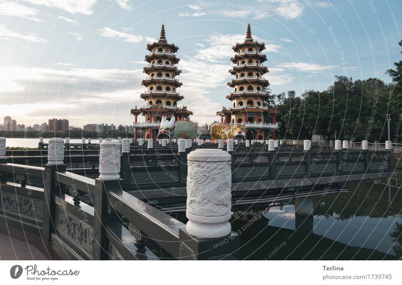 Dragon and Tiger Pagodas Ferien & Urlaub & Reisen Tourismus Ausflug Sightseeing Sommer Kunst Architektur Stadt Menschenleer Brücke Pagode Sehenswürdigkeit