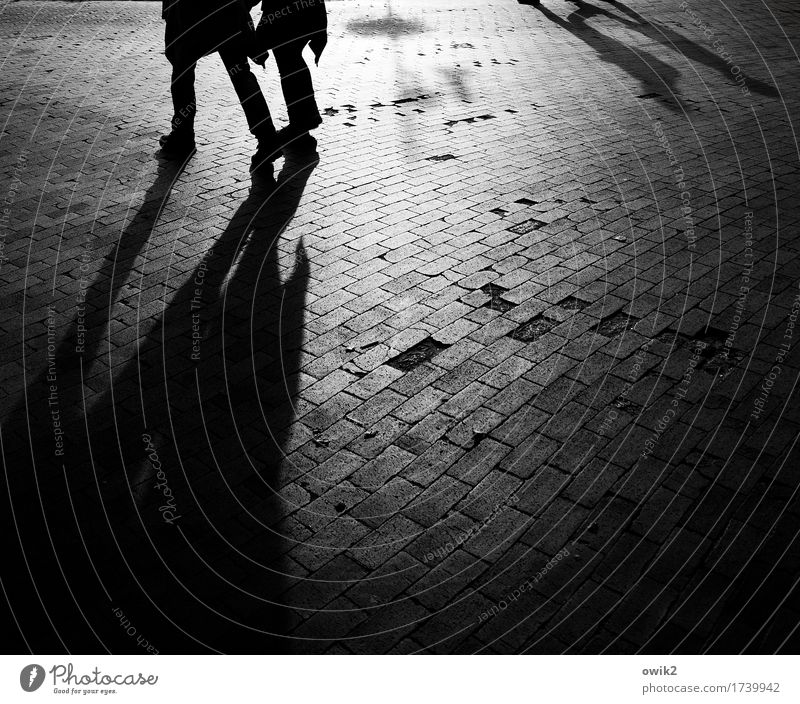 Film noir Junge Frau Jugendliche Junger Mann Beine 2 Mensch Fußgänger Fußgängerzone Platz Stein beobachten gehen laufen bedrohlich dunkel Zusammensein