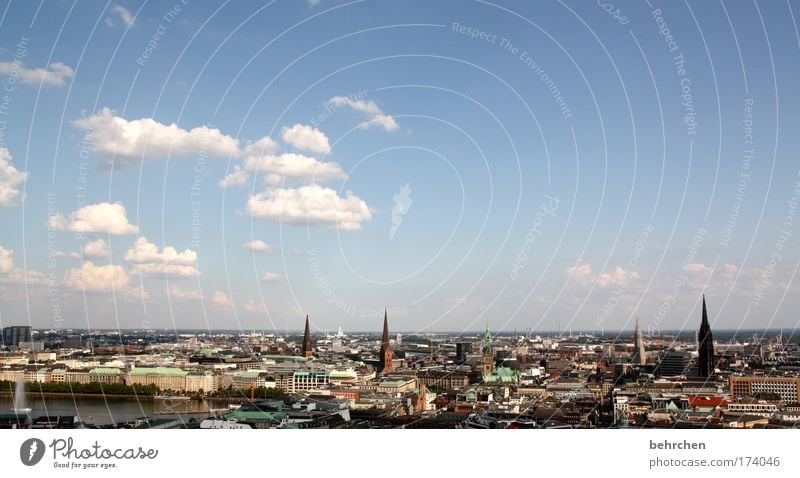 für hamburgfans Farbfoto Außenaufnahme Textfreiraum oben Panorama (Aussicht) Himmel Wolken Schönes Wetter Hamburg Hafenstadt Stadtzentrum Hochhaus Kirche