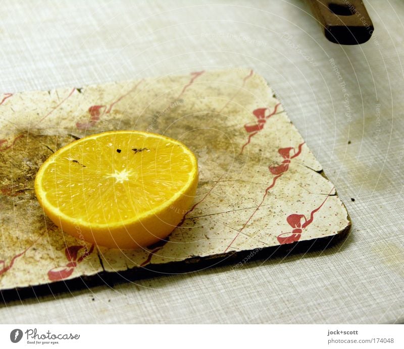 Lockvogel in der Küche Lebensmittel Frucht Zitrone Häusliches Leben dreckig Ekel frisch trashig gelb skurril gebraucht geschnitten Scheibe fruchtig Unterlage