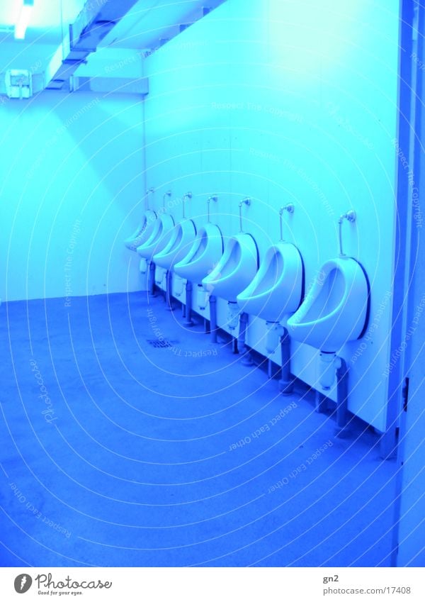 WC in Atombunker Berlin Pissoir Architektur Toilette blaue Beleuchtung