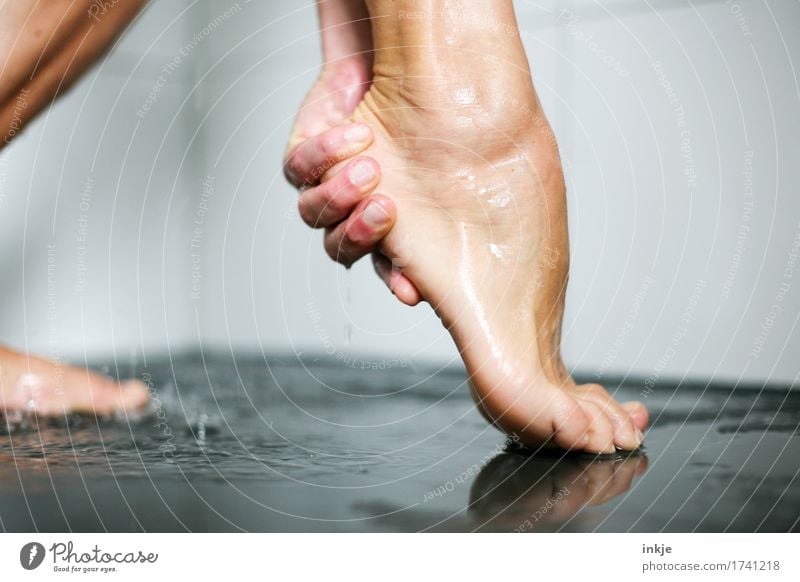 Hand und Fuß schön Körperpflege Pediküre Kur Spa Frau Erwachsene Leben Frauenfuß 1 Mensch Unter der Dusche (Aktivität) festhalten stehen feminin Barfuß