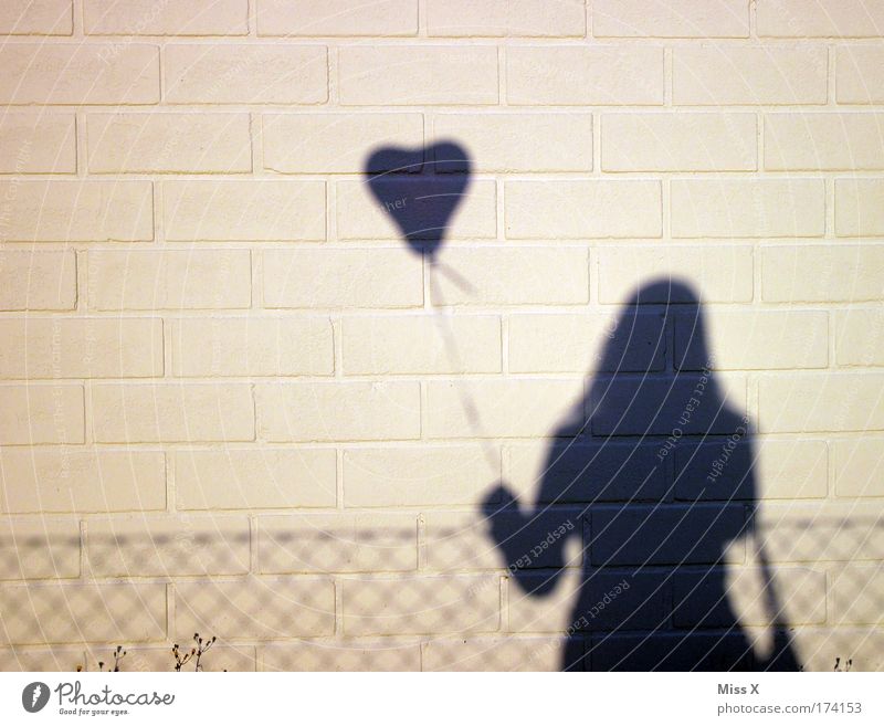 lovin you is easy Glück Flirten Feste & Feiern Mensch Frau Erwachsene Paar 1 Luftballon fliegen Liebe Fröhlichkeit Gefühle Freude Zufriedenheit Lebensfreude