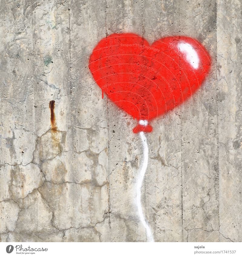 happy birthday Mauer Wand Dekoration & Verzierung Luftballon Kitsch Krimskrams Beton Zeichen Graffiti Herz Liebe grau rot Straßenkunst herzförmig herzlich