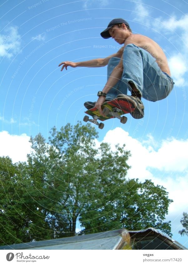 guy in the sky springen Rampe Extremsport Skateboarding Himmel fliegen