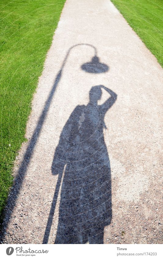Hut ab! Farbfoto Außenaufnahme Tag Licht Schatten Kontrast Silhouette 1 Mensch grün Unsinn Freude lustig Laterne Rasen Sandweg Bürgersteig Park Spaziergang