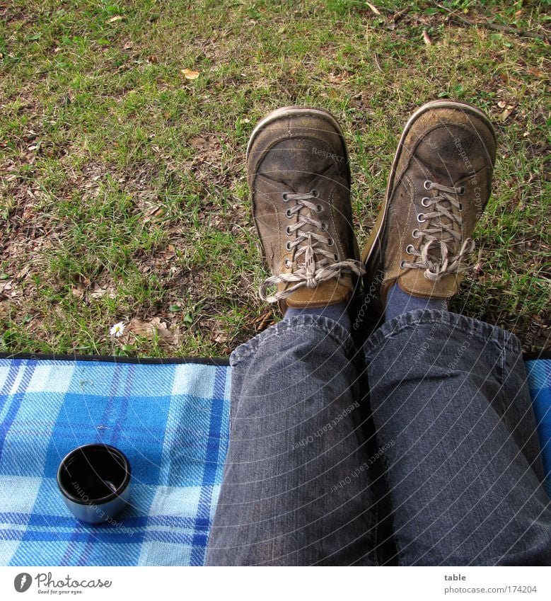 Picknick Farbfoto Ernährung Getränk Heißgetränk Kaffee Becher Lifestyle Freude Freizeit & Hobby Ausflug Mann Erwachsene Beine Fuß Gras Wiese Jeanshose Schuhe