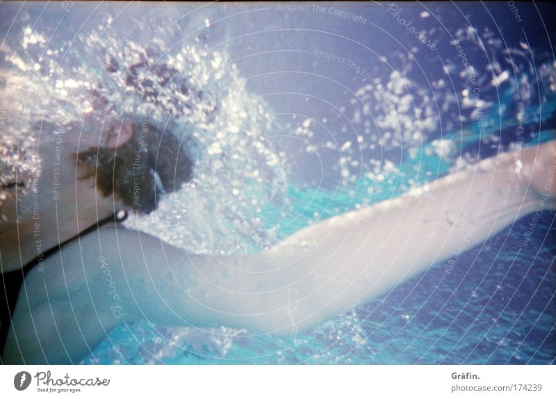 weggekrault Farbfoto Unterwasseraufnahme Bewegungsunschärfe Sommer Wassersport Rettungsschwimmer Schwimmbad feminin Kopf Arme drehen Sport tauchen Gesundheit