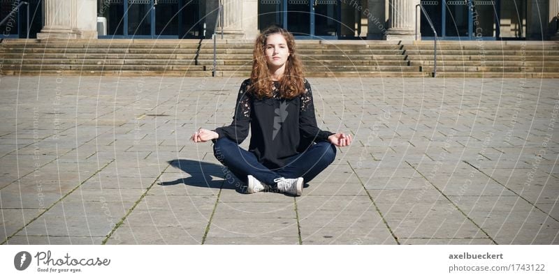 Yoga Lotus Pose in der Innenstadt Lifestyle Freizeit & Hobby Mensch feminin Junge Frau Jugendliche Erwachsene 1 18-30 Jahre Stadtzentrum Platz Jeanshose sitzen
