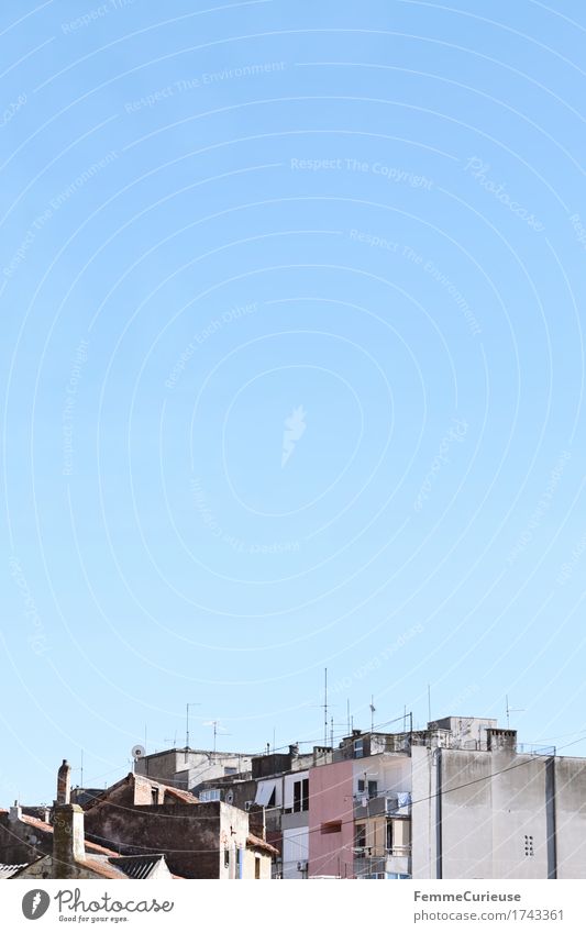 Croatia07. Stadt Hafenstadt Haus Wohnhochhaus Kroatien Split Antenne Balkon Sonnenstrahlen Wolkenloser Himmel Sommer Urlaubsort Schornstein grau Dach Farbfoto