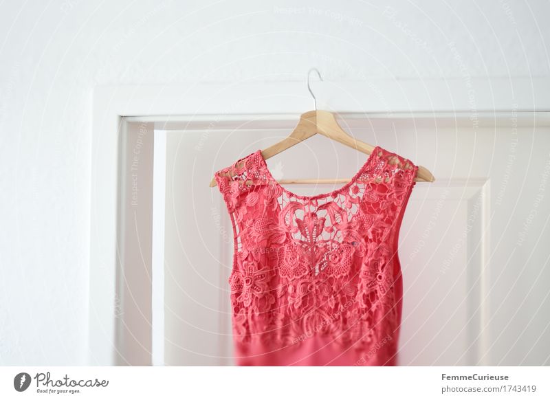 Spitzentraum. Stil schön Mode Bekleidung Kleid feminin Feste & Feiern Spitzenkleid rosa hummerfarben Sommerkleid Türrahmen Kleiderbügel hängend Haus