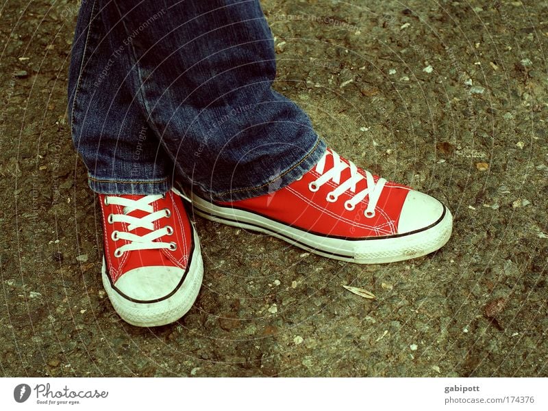 standpunkt Jugendliche Beine Fuß 1 Mensch Jugendkultur Mode Bekleidung Jeanshose Turnschuh stehen warten kalt trist blau rot Nervosität Angst flau Stress