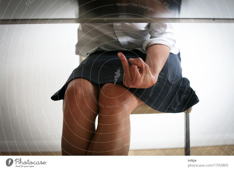 Blick unter den Tisch, Frau zeigt Mittelfinger Stil Erwachsene Leben Körper Hand Finger 1 Mensch 30-45 Jahre Rock Bluse Stuhl Kommunizieren sitzen feminin Wut