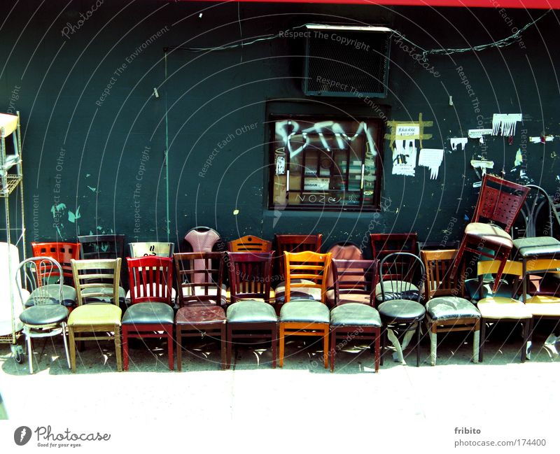 Stühle von Manhattan Farbfoto Außenaufnahme Tag Schatten Sonnenlicht Zentralperspektive Lifestyle Städtereise Stuhl Ausstellung Sommer Stadtrand Kitsch
