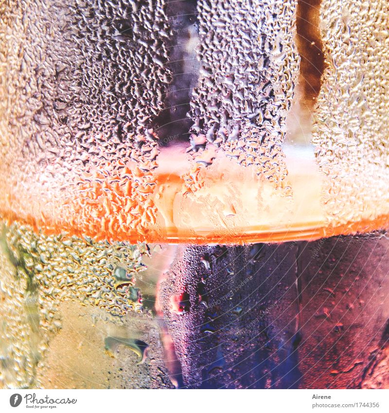 Wasserfarben Glas Tropfen ästhetisch Flüssigkeit frisch kalt nass mehrfarbig violett orange Farbe gekühlt Erfrischungsgetränk Kondenswasser lecker Trinkwasser