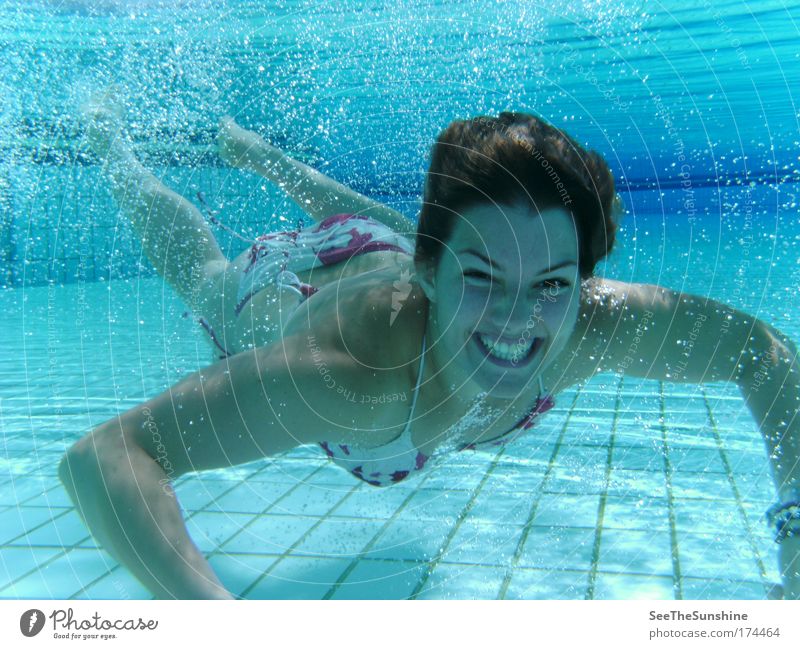 Ein Glücksmoment. Farbfoto Unterwasseraufnahme Sonnenlicht Blick in die Kamera Freude harmonisch Wohlgefühl Zufriedenheit feminin Junge Frau Jugendliche Bikini