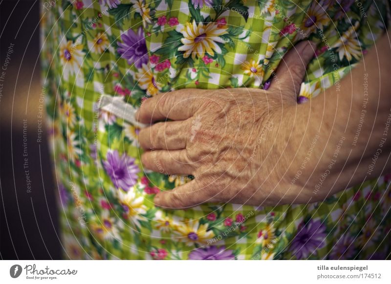 kittelschürze Farbfoto Außenaufnahme Weiblicher Senior Frau Großmutter Hand 1 Mensch 60 und älter Arbeitsbekleidung Kittel warten alt authentisch natürlich