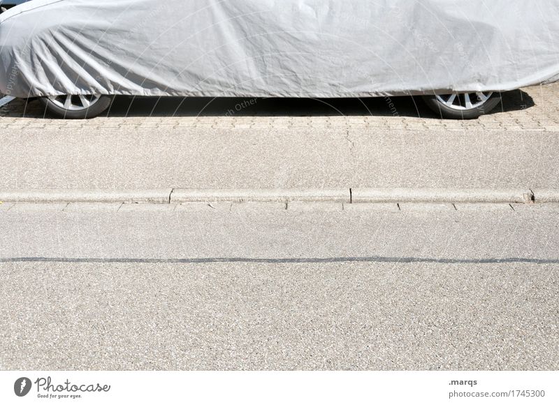 Zugedeckt Verkehr Verkehrsmittel Personenverkehr Autofahren Straße PKW Reifen stehen einfach grau parken Hülle Verpackung Schutz Schutzhülle Farbfoto