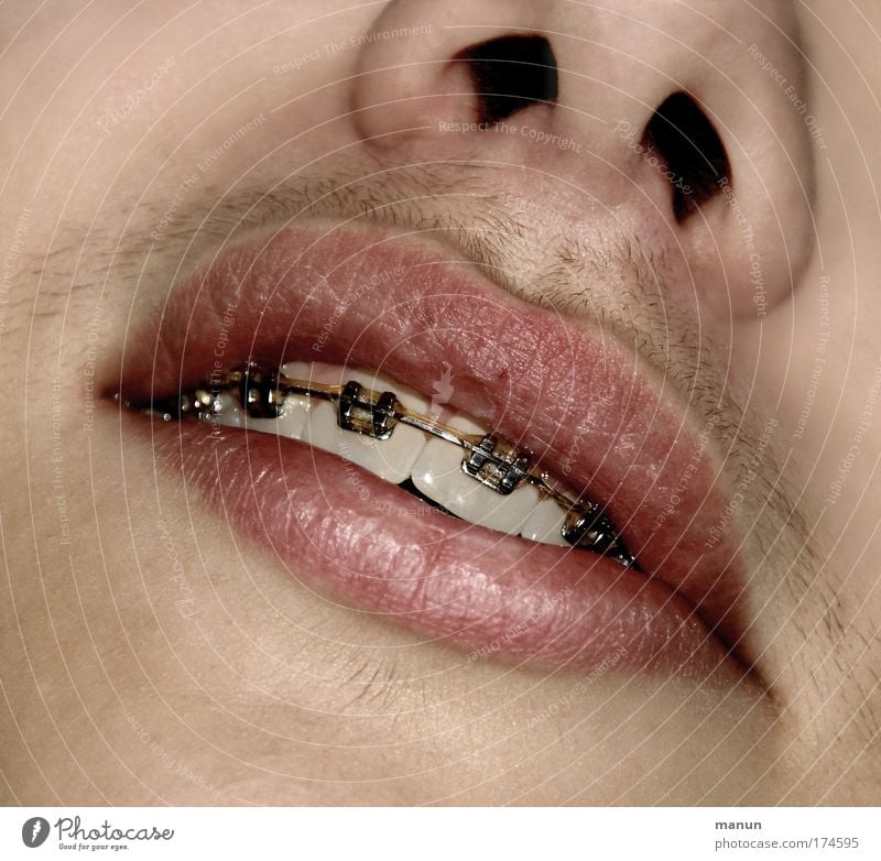 Formgebung schön Gesicht Kiefer Zahnspange Gesundheitswesen Kieferorthopäde Junger Mann Jugendliche Kindheit Mund Zähne Sauberkeit Coolness eitel Kontrolle