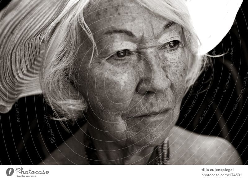 bovary Schwarzweißfoto Außenaufnahme Experiment Porträt Wegsehen feminin Großmutter Senior 1 Mensch 60 und älter beobachten Blick alt schön Vorsicht