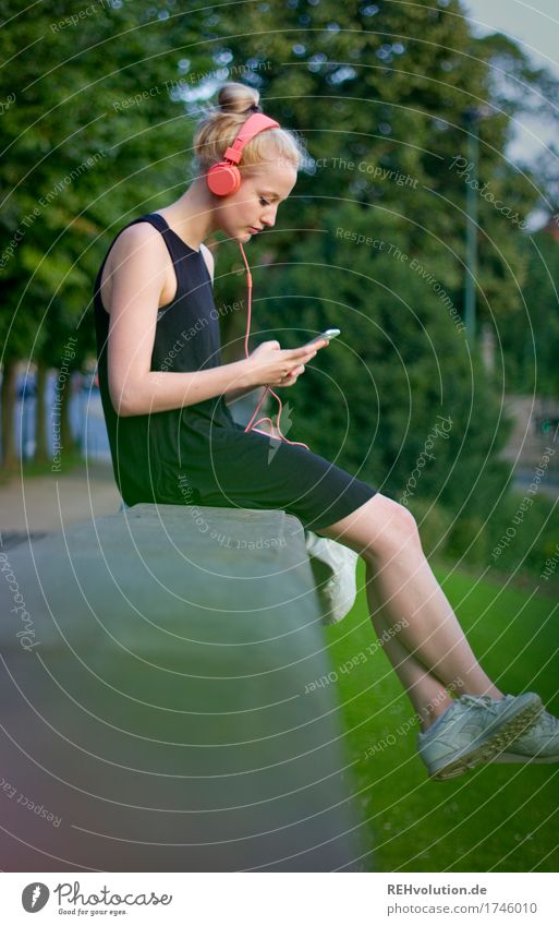Alexa | Cityhipster Junge Frau mit Kopfhörern sitzt in der Stadt Zufriedenheit Erholung ruhig Freizeit & Hobby Musik hören Sommer Mensch feminin Jugendliche 1