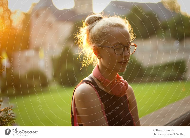 Alexa - Junge frau in der Stadt mit Kopfhörern und Brille zur Goldenen Stunde Junge Frau Jugendliche Musik hören Sonnenlicht Porträt Gegenlicht Tag Stadtzentrum