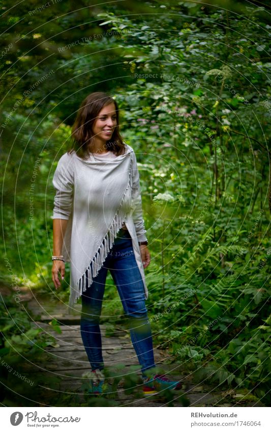 Julia | im Wald Freizeit & Hobby Mensch feminin Junge Frau Jugendliche Erwachsene 1 18-30 Jahre Umwelt Natur Pflanze Sträucher Jeanshose beobachten Lächeln