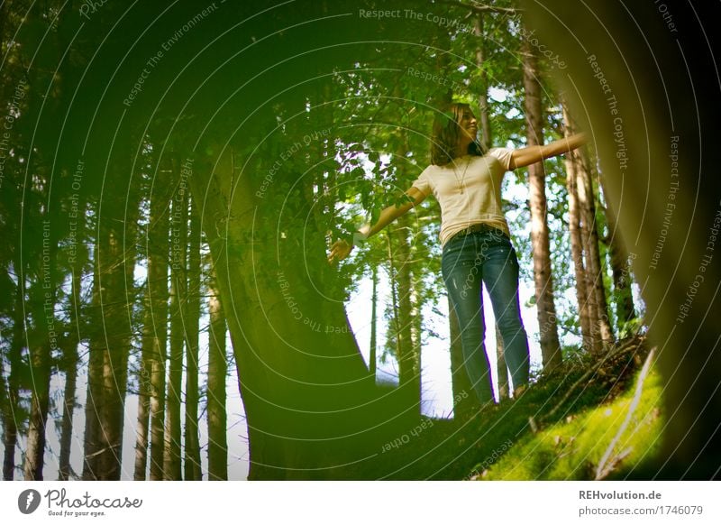 Julia | im Wald Freizeit & Hobby Ausflug Abenteuer Mensch feminin Junge Frau Jugendliche 1 18-30 Jahre Erwachsene Umwelt Natur Landschaft Baum stehen