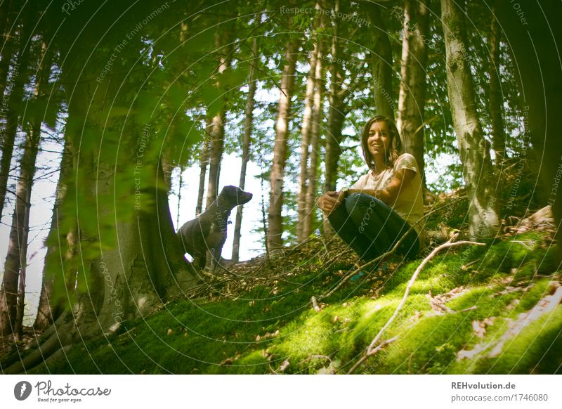 Julia und Fritzi | im Wald Mensch feminin Junge Frau Jugendliche 1 18-30 Jahre Erwachsene Umwelt Natur Pflanze Baum Tier Haustier Hund hocken Lächeln